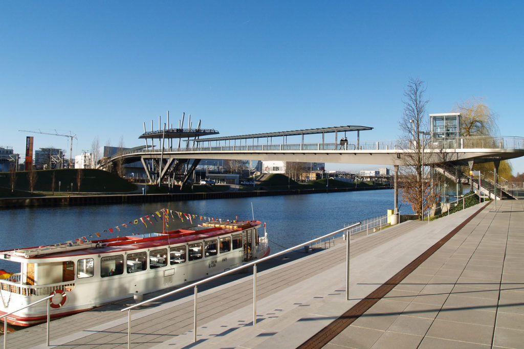 Fußgängerbrücke zwischen Autostadt und Phaeno Science Center